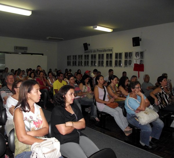 Servidores públicos de Divinópolis repudiam “jogada” do prefeito e decidem pela paralisação e manifestação, de capuz assembleia 4-03